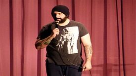 Comedian Passun Azhand moderierte den Abend. Foto: Flüchtlingskirche
