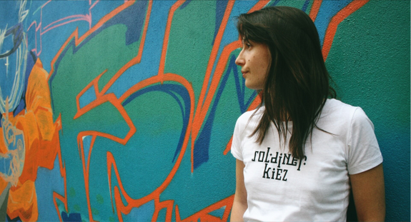 Der erste Schwung T-Shirts wurde an Mitglieder des Quartiersrats und Aktionsfondsjury sowie an besonders engagierte Kiezakteure verteilt. Für Nachschub wurde bereits gesorgt. Bild: Bélaplume, Berlin.
