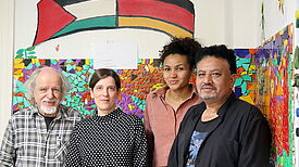 Das PJC-Team steht vor dem neuen Mosaikbild, das die Kinder mit finanzieller Unterstützung des QM Pankstraße erstellt haben. Bild: Andrei Schnell.