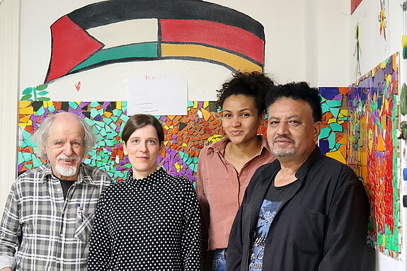 Das PJC-Team steht vor dem neuen Mosaikbild, das die Kinder mit finanzieller Unterstützung des QM Pankstraße erstellt haben. Bild: Andrei Schnell.