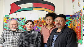 Das PJC-Team steht vor dem neuen Mosaikbild, das die Kinder mit finanzieller Unterstützung des QM Pankstraße erstellt haben. Bild: Andrei Schnell.