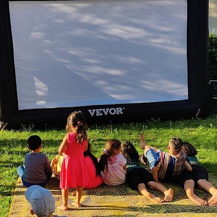 Vor der aufblasbaren Leinwand machten es sich die Kinder bequem. (Bild: Birgit Leiß)