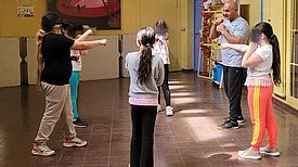 Cebrail Beyazgül bringt den Mädchen die richtige Haltung beim Boxen bei. (Bild: Peter Pulm)