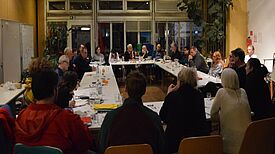 Die Mitglieder des Quartiersrats besprechen die Themen für 2023. (Bild: QM Heerstraße Nord)