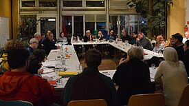 Die Mitglieder des Quartiersrats besprechen die Themen für 2023. (Bild: QM Heerstraße Nord)