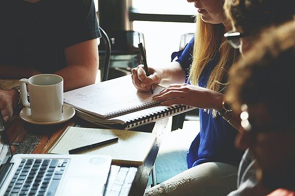 Nachbarinnen und Nachbarn können Ideen für ihren Kiez sammeln und dafür finanzielle Mittel über den Aktionsfonds beantragen. (Bild: Startup Stock Photos / Pexels)