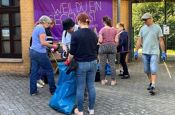 Auch im QM-Gebiet Boulevard Kastanienallee gab es am „World Cleanup Day“ viele Engagierte, die gemeinsam Müll sammelten. (Bild: QM Boulevard Kastanienallee)