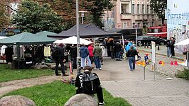 Menschen besuchen den Kleidertauschmarkt und Workshops beim Sasarcafé am Sasarsteig.