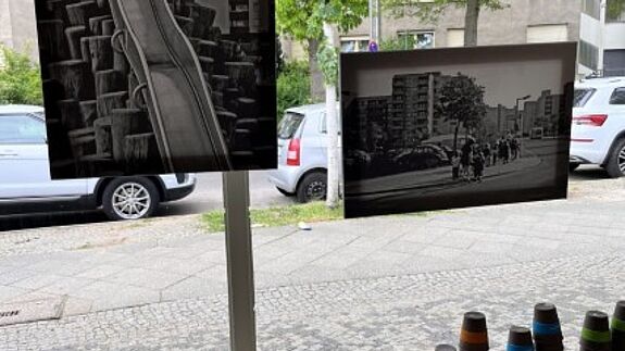 Die Fotoausstellung „Schnappschüsse – Bilder aus der Rollbergesiedlung“ gibt Einblicke in das Quartiersleben von den 1960er Jahren bis heute. (Bild: Selim Toth)