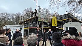 Gäste aus der Verwaltung bedankten sich bei allen Projektbeteiligten. (Bild: QM Moabit-Ost)