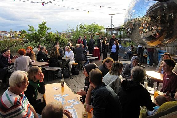 Nach Eröffnung des vegetarischen Büfetts setzten sich die Teilnehmenden in kleinen Gruppen zusammen. (Bild: Jens Sethmann)