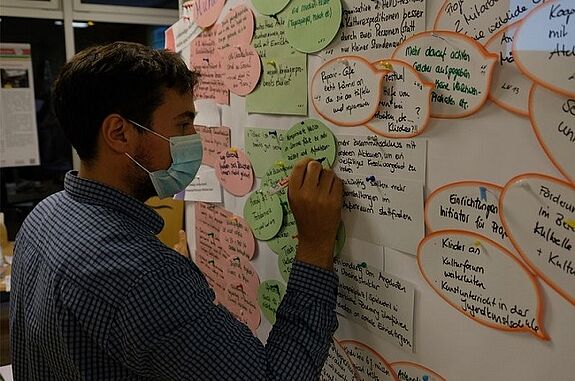 Bei der Projektbörse im QM Hellersdorfer Promenade wurden aktuelle Projekte vorgestellt, und neue Ideen für weitere Projekte gesammelt. (Foto: Kiezredakteur)