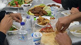 Beim Fastenbrechen gab es verschiedene Speisen, die von den Freiwilligen vorbereitet wurden. (Bild: H. Heiland)