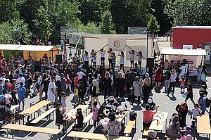 Blick auf die Bühne beim Sommerfest am Droryplatz