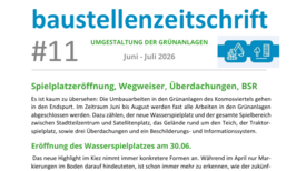 Die elfte Ausgabe der Baustellenzeitung zeigt Bilder der Umbaumaßnahmen am Wasserspielplatz sowie einen Artikel dazu. Die Hauptüberschrift liest „Spielplatzeröffnung, Wegweiser, Überdachung, BSR“. 