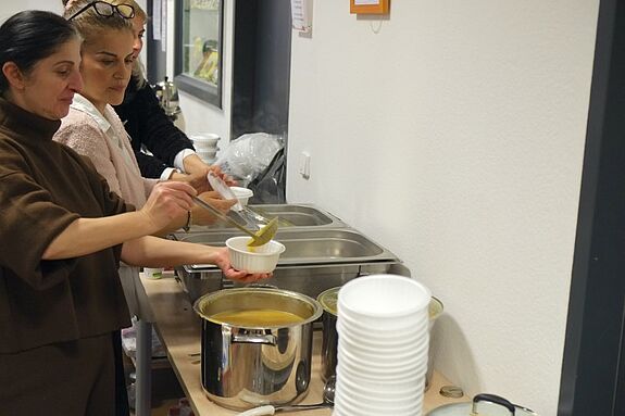 Die Frauen vom Kiezanker boten eine breite Palette an Speisen – von der Vorspeise bis zum Nachtisch. (Bild: H. Heiland)