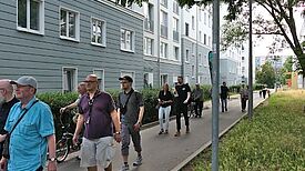 Die Teilnehmer des Rundganges erkunden neue Entwicklungen in ihrem Kiez. (Bild: Anka Stahl)