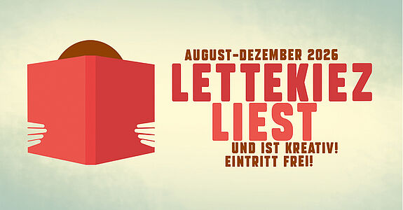 Auf einem grafisch gestalteten Motiv ist eine Person in ein aufgeklapptes rotes Buch vertieft. Daneben der Schriftzug: „August-Dezember 2026 – Lettekiez liest und ist kreativ! Eintritt frei“.