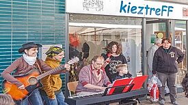Bei rund 45 Veranstaltungen können die Berlinerinnen und Berliner beim Tag der Städtebauförderung 2017 Gemeinschaft erleben. Bild: QM Falkenhagener Feld-Ost