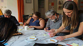 Glückskekse-Backen während der Zukunftswerkstatt Soldiner Straße. Foto: Dominique Hensel