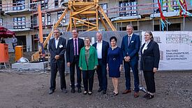 Thomas Harms, Senater Christian Gaebler, Ulrike Trautwein, Christian Wilkens, Emine Demirbüken-Wegner, Albert Ten Brinke und Ute Strelow (von links nach rechts) feiern das Richtfest des „FACE Campus“. (Bild: Hanna Haflon)