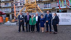 Thomas Harms, Senater Christian Gaebler, Ulrike Trautwein, Christian Wilkens, Emine Demirbüken-Wegner, Albert Ten Brinke und Ute Strelow (von links nach rechts) feiern das Richtfest des „FACE Campus“. (Bild: Hanna Haflon)