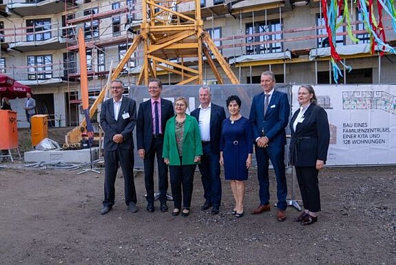 Thomas Harms, Senater Christian Gaebler, Ulrike Trautwein, Christian Wilkens, Emine Demirbüken-Wegner, Albert Ten Brinke und Ute Strelow (von links nach rechts) feiern das Richtfest des „FACE Campus“. (Bild: Hanna Haflon)