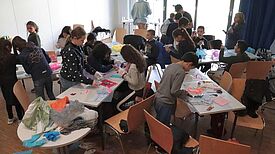 Plastikfolienworkshop an der Gustav-Falke-Grundschule. Bild: Andrei Schnell / QM Brunnenviertel-Ackerstraße