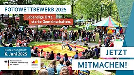 Mehrere Personen turnen während das Publikum zuschaut.