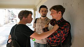 Zwei Jugendliche attackieren einen Gleichaltrigen. (Bild: 2018 golubovystock/Shutterstock)