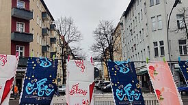 „Ramadan Kareem“ stand auf den vielen bunten Fahnen über der Mainzer Straße, die allen einen großzügigen Ramadan wünschten. (Bild: Birgit Leiß)