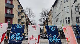 „Ramadan Kareem“ stand auf den vielen bunten Fahnen über der Mainzer Straße, die allen einen großzügigen Ramadan wünschten. (Bild: Birgit Leiß)