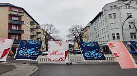 „Ramadan Kareem“ stand auf den vielen bunten Fahnen über der Mainzer Straße, die allen einen großzügigen Ramadan wünschten. (Bild: Birgit Leiß)