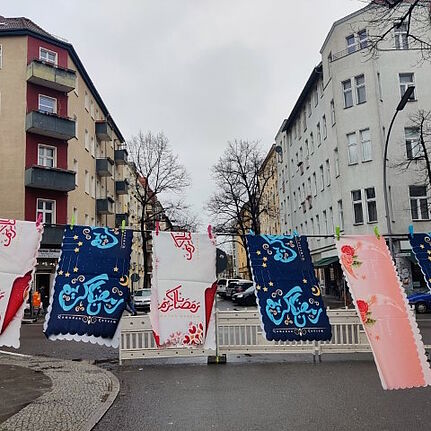 „Ramadan Kareem“ stand auf den vielen bunten Fahnen über der Mainzer Straße, die allen einen großzügigen Ramadan wünschten. (Bild: Birgit Leiß)