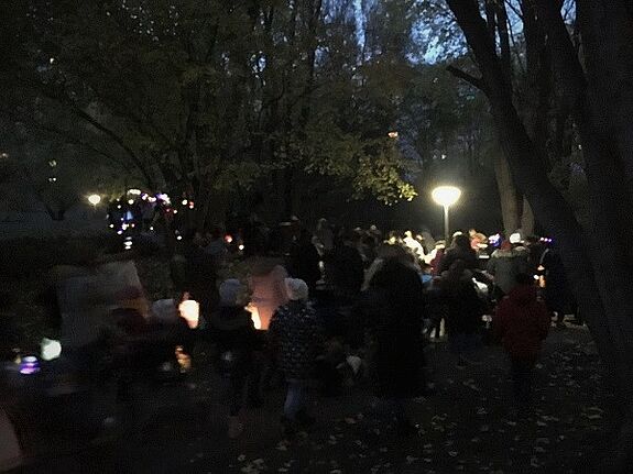 Ein langer Zug und viele Lichterpunkte. Bild: QM Weiße Siedlung Dammweg W+P GmbH