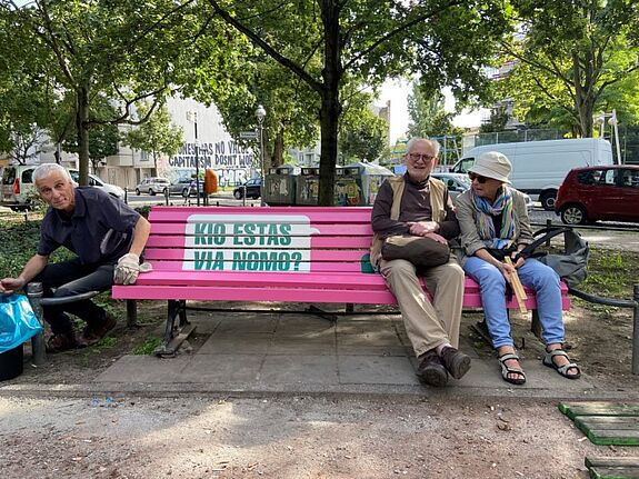 Die erneuerten Sitzbänke sind mit Sprüchen in der Universalsprache Esperanto beschriftet. (Bild: QM Rixdorf)