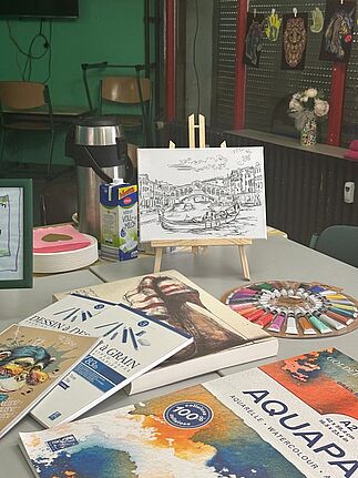 Mit bunten Farben, verschiedenen Papieren und hilfreichen Inspirationen bot der Workshop alles, was das kunstliebende Herz begehrte. (Bild: Shirin El-Ahmad)