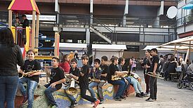 Die Bläserklasse "Black Elephants" kurz vor dem Auftritt auf dem Bildungsfest im Schöneberger Norden Bild: QM Schöneberger Norden