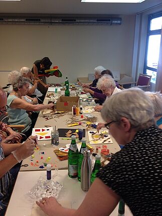Seniorinnen basteln zum Thema 100 Jahre Bauhaus. Bild: BRAND e.V. 