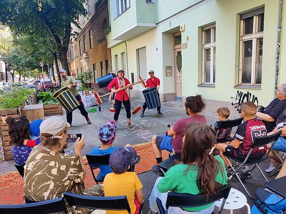 Die tanzenden Mülltonnen begeisterten das Publikum. (Bild: Birgit Leiß)