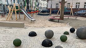 Neue Spielgeräte auf dem umgestalteten Spielplatz in der Geygerstraße. Bild: pro garten - Landschaftsarchitekten
