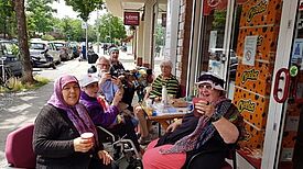 Im  QM-Gebiet Moabit Ost treffen sich ältere Bewohnerinnen und Bewohner und nehmen gemeinsam an kulturellen und sportlichen Aktivitäten teil. (Bild: QM Moabit-Ost)