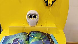 Die Lese-Eule kann aus über 100 Werken vorlesen. (Bild: Birgit Leiß)