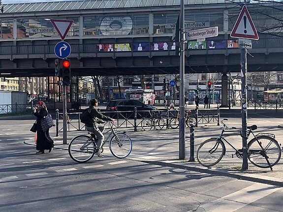 Viel Verkehr und reges Treiben prägen den Platz normalerweise. Foto: QM Zentrum Kreuzberg/Oranienstraße