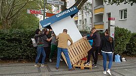 Auch wenn sich der Transport vom Lagerort zum endgültigen Standort nicht ganz einfach gestaltete, sind die Unterstützerinnen und Unterstützer der Idee umso glücklicher, dass nun ein guter Platz gefunden werden konnte. Bild: Julia Hantke