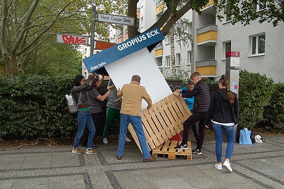 Auch wenn sich der Transport vom Lagerort zum endgültigen Standort nicht ganz einfach gestaltete, sind die Unterstützerinnen und Unterstützer der Idee umso glücklicher, dass nun ein guter Platz gefunden werden konnte. Bild: Julia Hantke