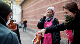 Mit dem Projekt „Kosmos To Go“ verteilt der Verein Restlos Glücklich e.V. gesunde Lebensmittel an die Nachbarschaft. Foto: Restlos Glücklich e.V. 