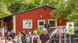 Das Schwedenhaus dient als Kreativzentrum im Falkenhagener Feld West und stellt durch seine Außenanlage vielfältige Freizeit- und Lernmöglichkeiten für die Jugend bereit. (Bild: Ralf Salecker)
