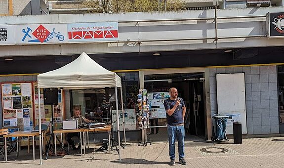 Bei sonnigem Wetter gab es vor dem Kiezladen WaMa eine kleine Eröffnung. (Bild: Joachim Schmidt)