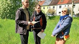 Bezirksstadträtin Saskia Ellenbeck (mittig) ließ sich von Corinna Lippert und Peter Pulm verschiedene Grünflächen im Quartier zeigen. (Bild: Kadriye Karci)